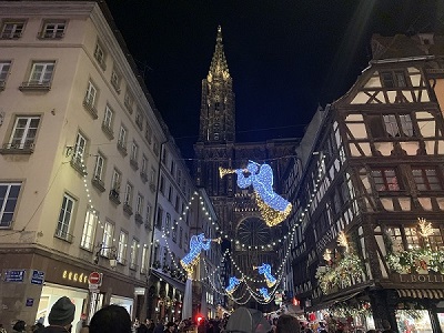 Cathédrale de Strasbourg illuminée pendant les Marchés de Noël – Chauffeur privé VTC Alsace Cathédrale Notre-Dame de Strasbourg illuminée pendant les Marchés de Noël en Alsace, avec décorations festives et ambiance hivernale, destination accessible en chauffeur privé VTC.